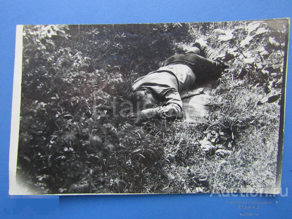 Парень лежит в  траве . Фото СССР. ( арх. Королькова) 