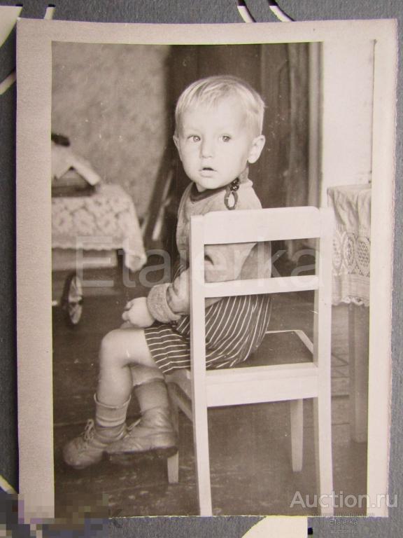 Мальчик  на  стуле .  Шорты .  1957.  Дети .  Фото СССР (Ти) 