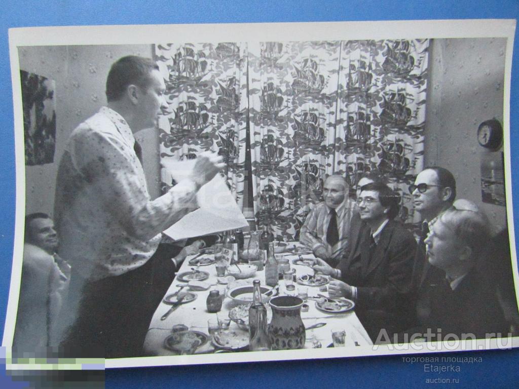 Мужчины за столом. Праздник. Алкоголь .     Фото СССР (СВУ) 