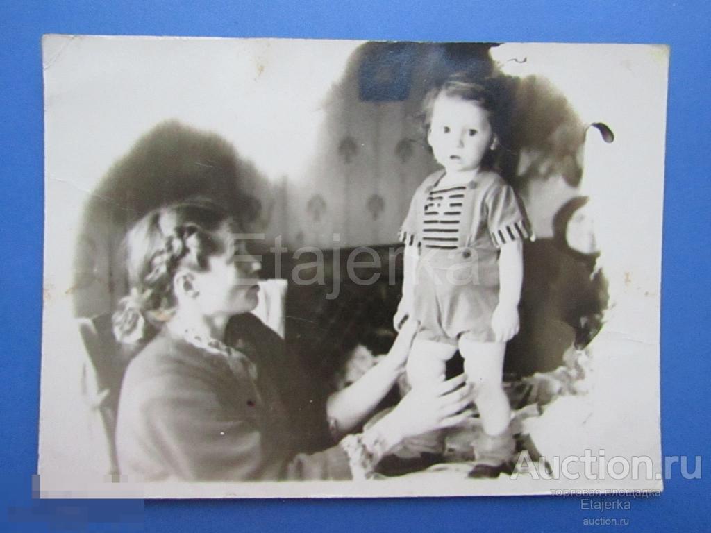 Ребенок стоит на столе. Костюмчик. Женщина    .   Фото СССР. (ц1) 