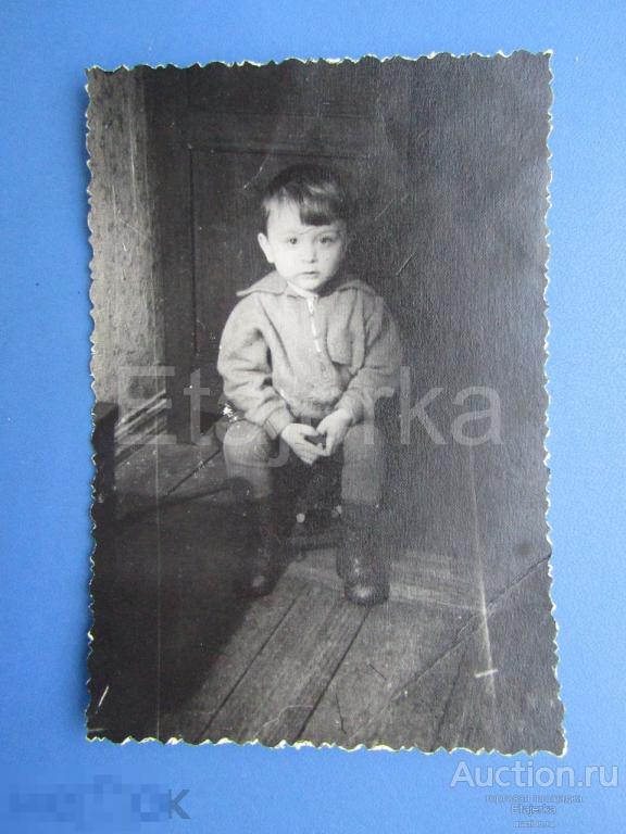 Мальчик  у шкафа  .  Дети     Фото СССР ( АрЖ ) 