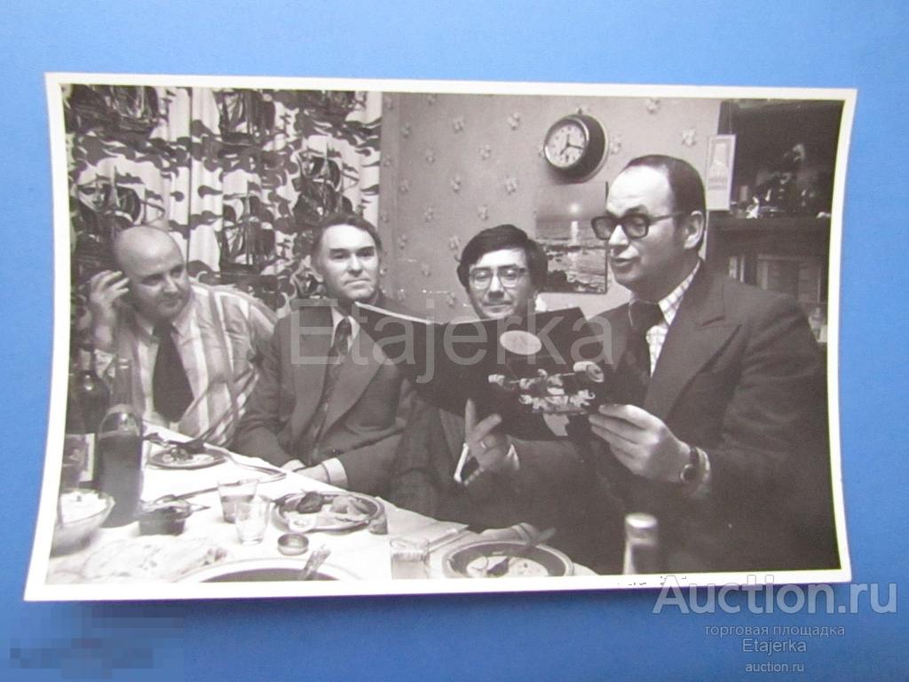 Мужчины за столом. Праздник. Алкоголь .     Фото СССР (СВУ) 