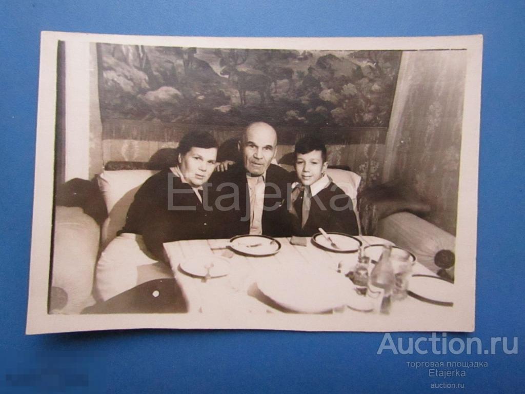 Семья. мальчик. Пионер .  Оттоманка . Ковер с оленем   Ленинград. 1959  .  Фото СССР . ( кн ) 