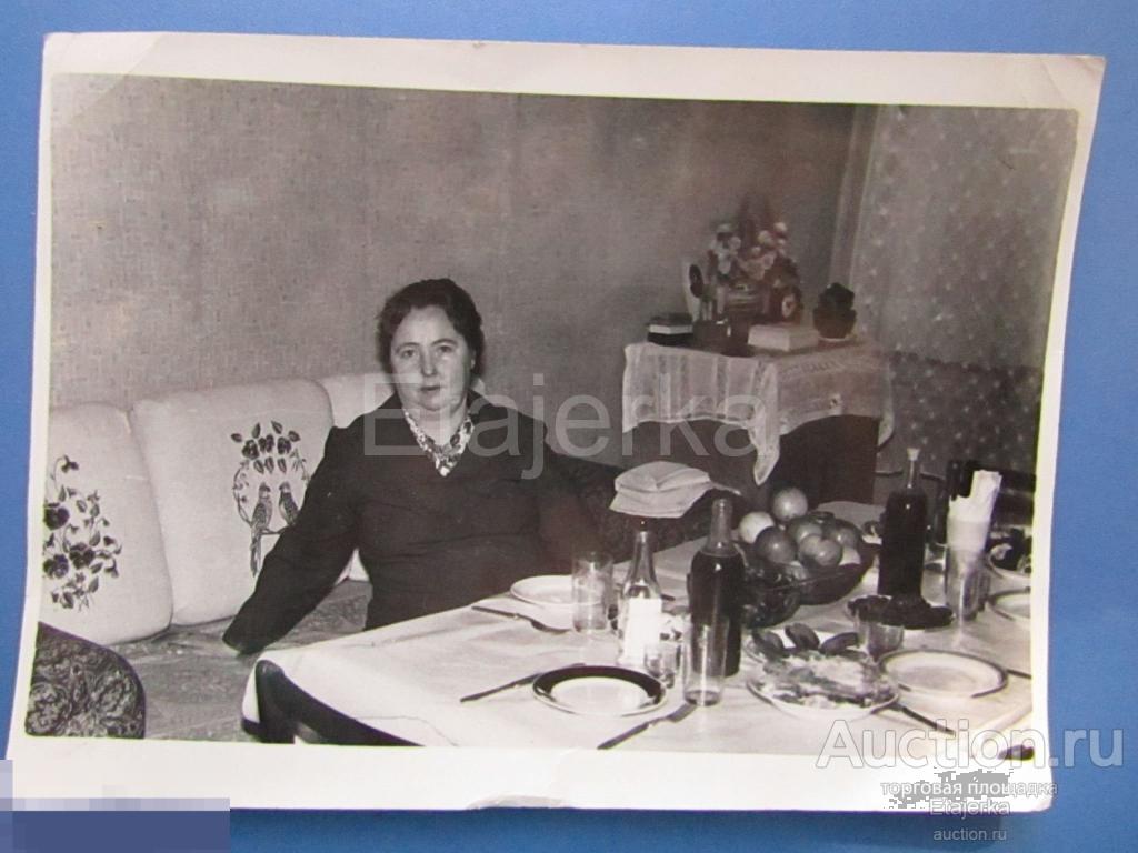 Женщина за столом. Оттоманка. Быт  .вышивка . Попугай.   Фото СССР ( Ж7) 