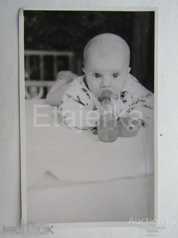 Дети .Ребенок на столе. Бутылочка. Счастье. Фото СССР. ( Арх. 2808) 