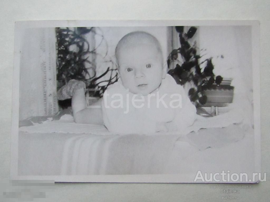 Дети .Ребенок на столе. Голый .Счастье. 1980. Фото СССР. ( Арх. 2808) 