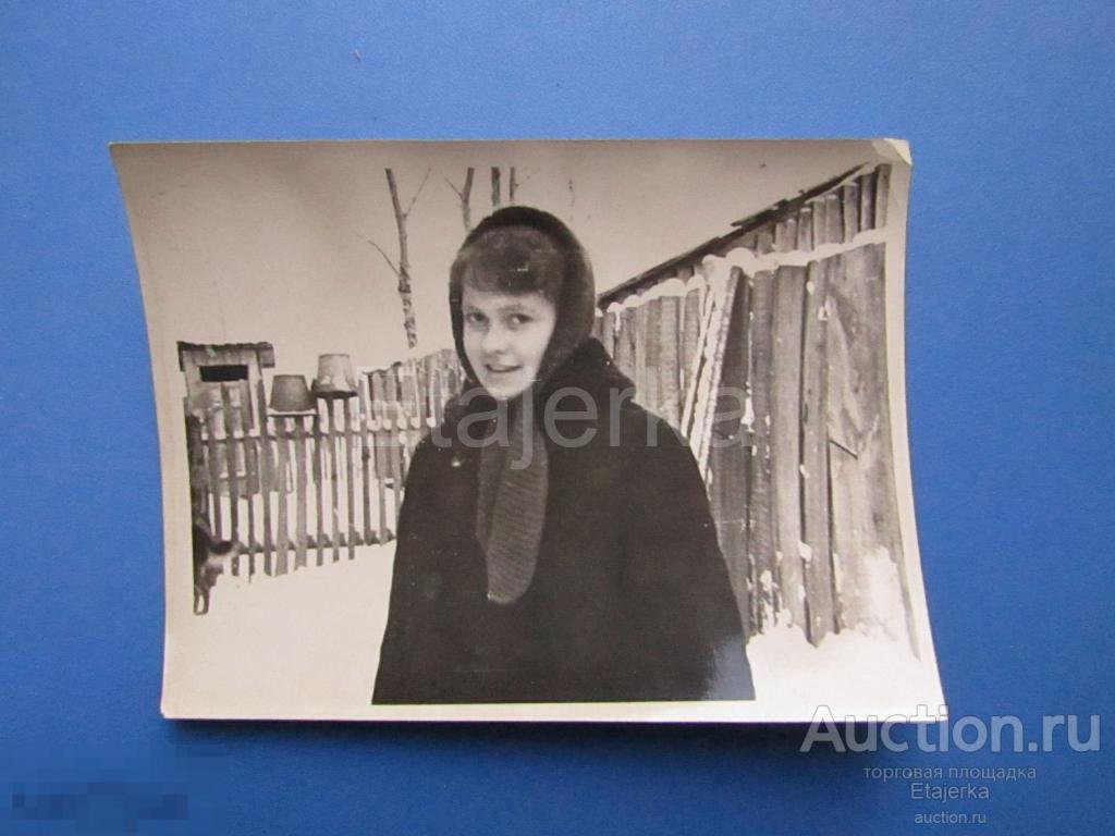 Девушка. Зима. Пальто. Шапка.Туалет.   Фото СССР. ( пчеловод) 