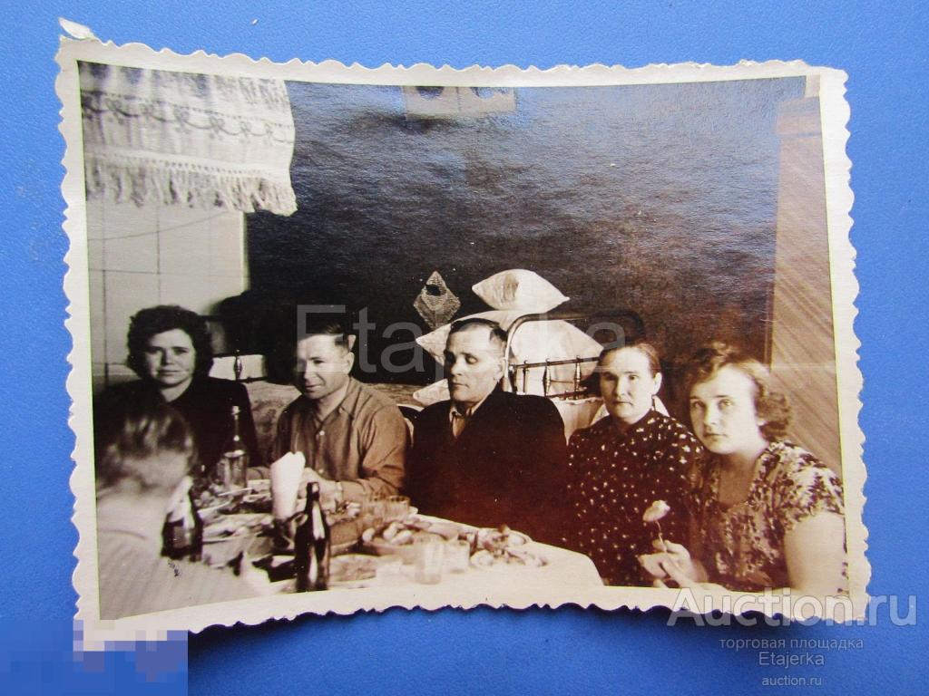 Семья. Застолье. Кровать. Быт.  Вышивка .  Старое  Фото СССР.  ( Пчеловод) 