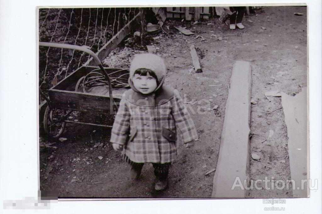 Дети .Ребенок в пальто .Тачка.Деревня.   Фото СССР. 