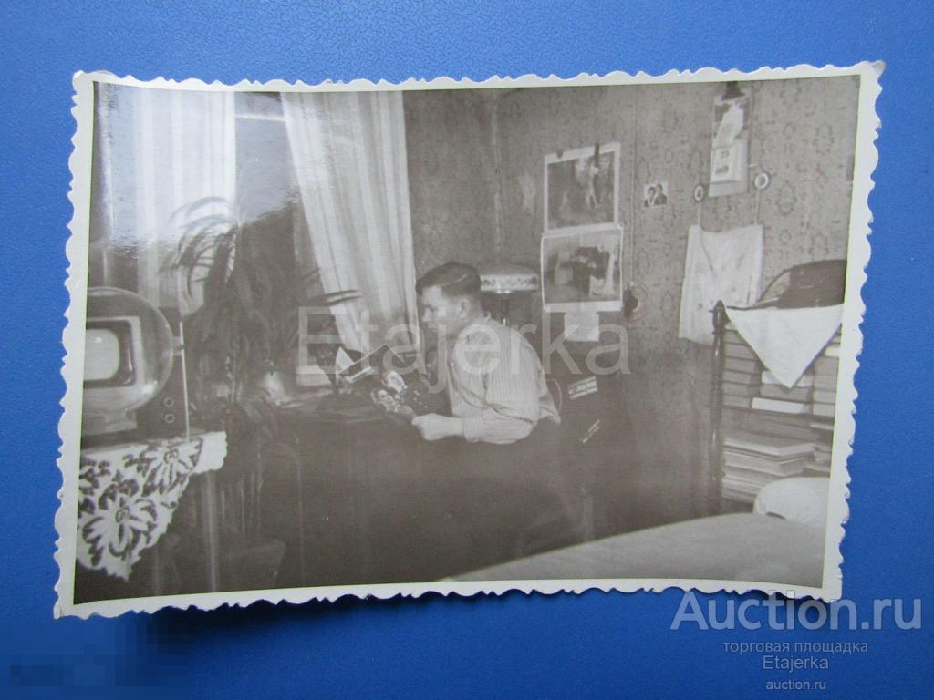 Мужчина. Комната. Быт. Телевизор КВН. вышивка  .    Фото СССР (пчеловод) 