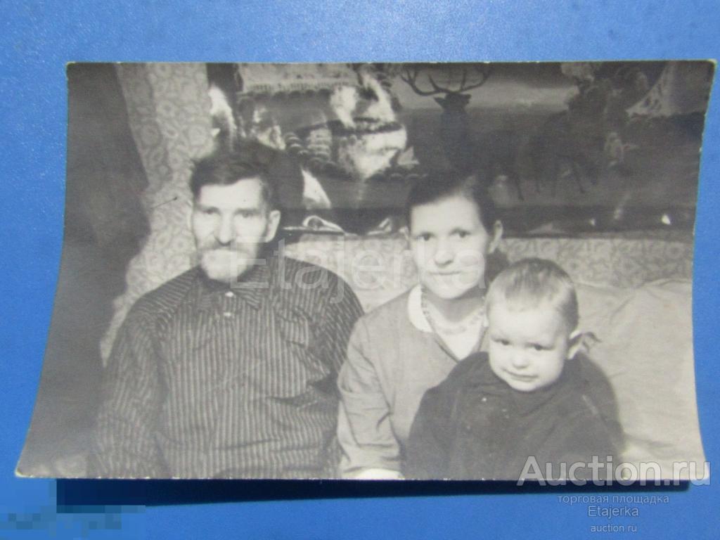 Семья. Ребенок . Быт.   Ковер с оленями . Плюшевый  . Мальчик .  Фото СССР (ОЛ ) 