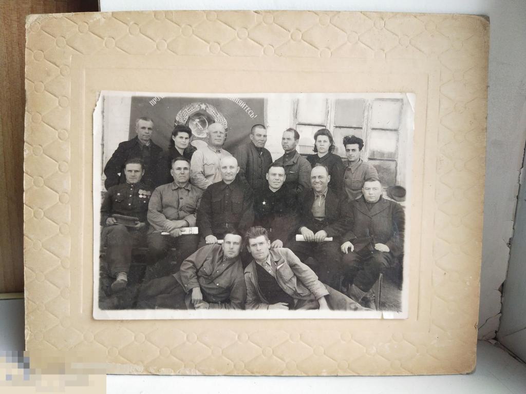 Фотография "Коллектив на фоне знамени". СССР 20-е годы 