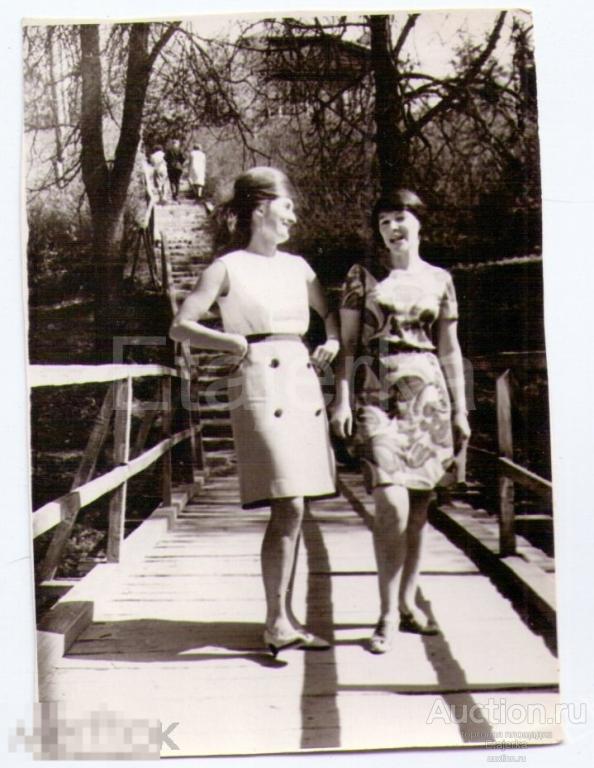 Девушки   .Весна. Парк. Мода  .Юмор.  1970. Фото СССР. Арх. П-8. 