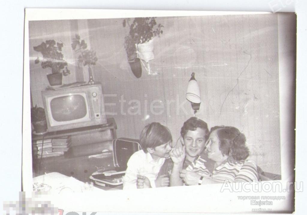 Мальчики  . Быт . Радио . Проигрыватель . Телевизор  . Дети. 1977.  Фото СССР.  Арх. П-8 