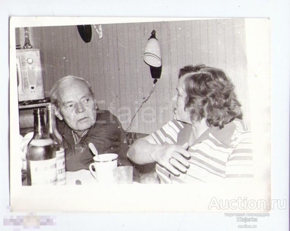 Женщина . Чаепитие   . Быт . Телевизор  . 1977.  Фото СССР.  Арх. П-8 