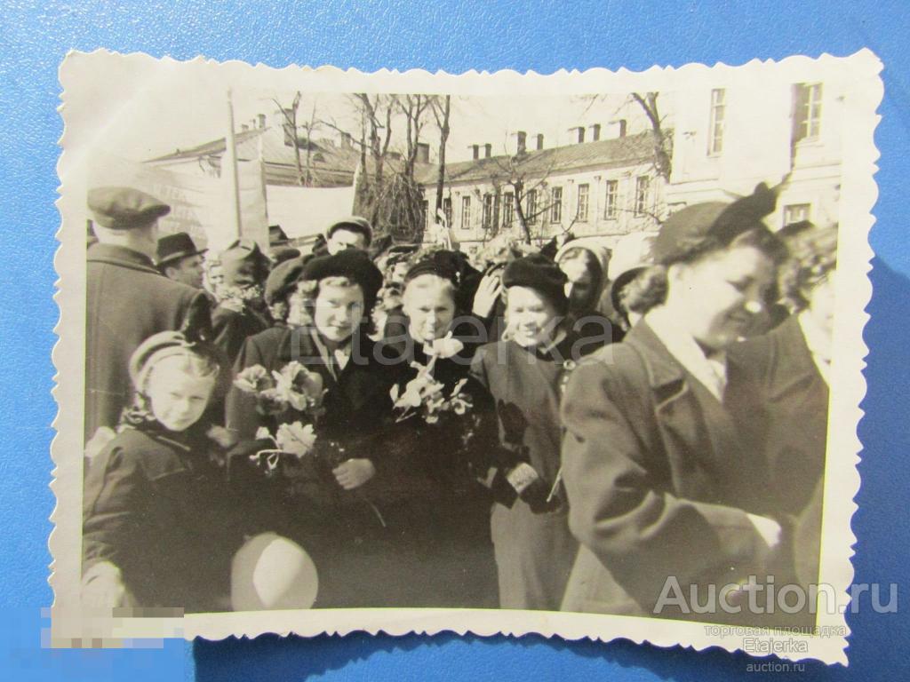 Девушки .  Праздник. Демонстрация . Мода.  Фото СССР (КЛ) 