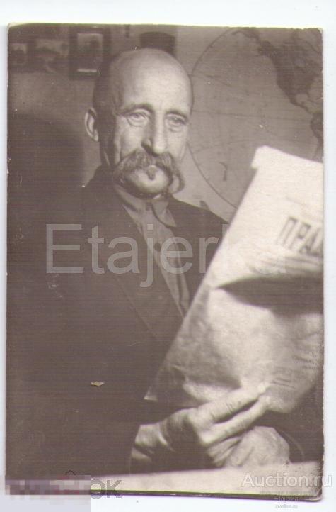 1936.  Мужчина . Газета  Правда.  Усы.  Карта мира  .Старое фото СССР (мель.руч) 