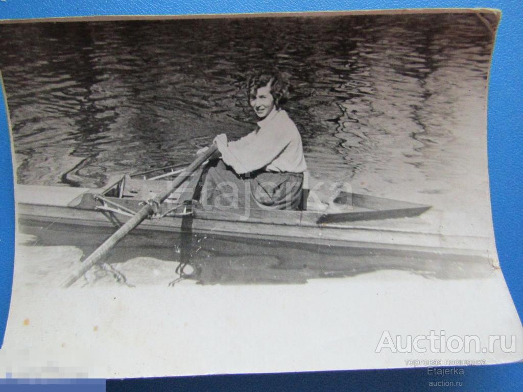 Девушка на лодке.  . Мода . Старое фото  . Фото СССР    ( арх . Б) 