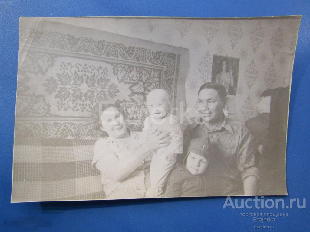 Ребенок в буденовке. Семья на диване. Ковер. Дети. Фото СССР. ( арх. 0408) 