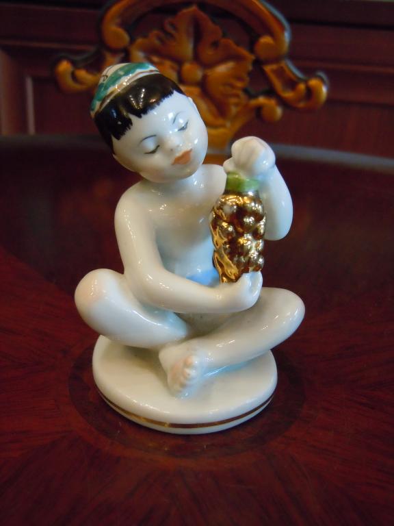 Мальчик с виноградом ЛФЗ СССР, выс-7см