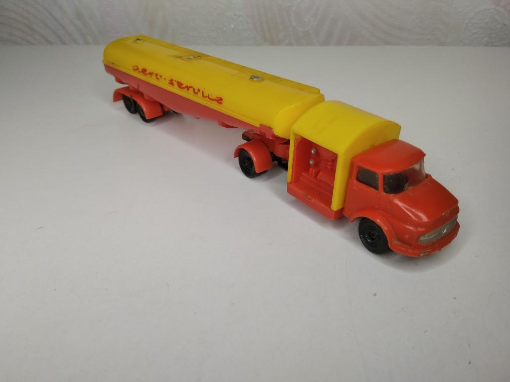 16мм (HO) Аэродромный топливозаправщик с повреждениями