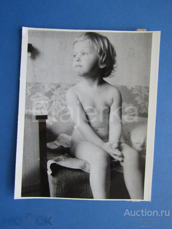 .Ребенок на кровати    .  НЮ   . Дети.   Фото СССР. ( Арх.У1 ) 