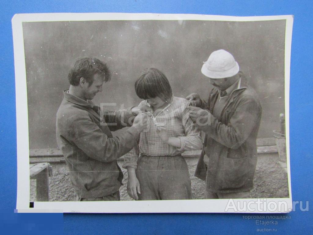 Парни. Девушка .  Студенты. ЛЭТИ ?  .   Фото СССР   .  ( арх. БЧ) 