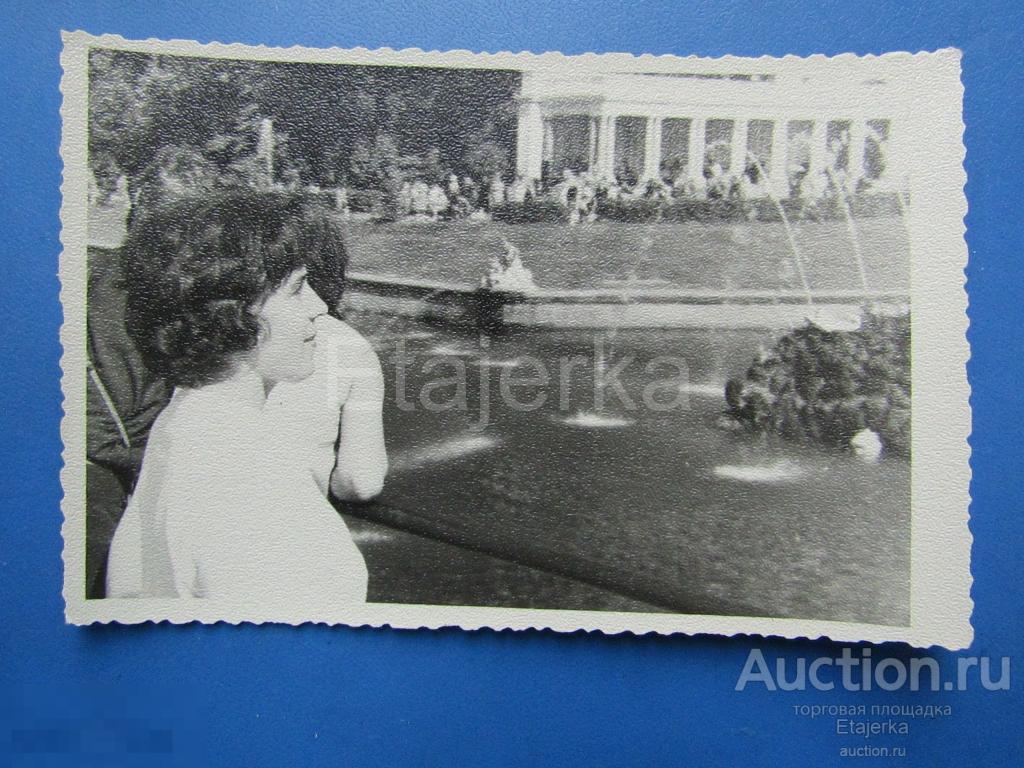 Девушка. Фонтаны. Петергоф    . Фото СССР   .  ( арх. БЧ) 