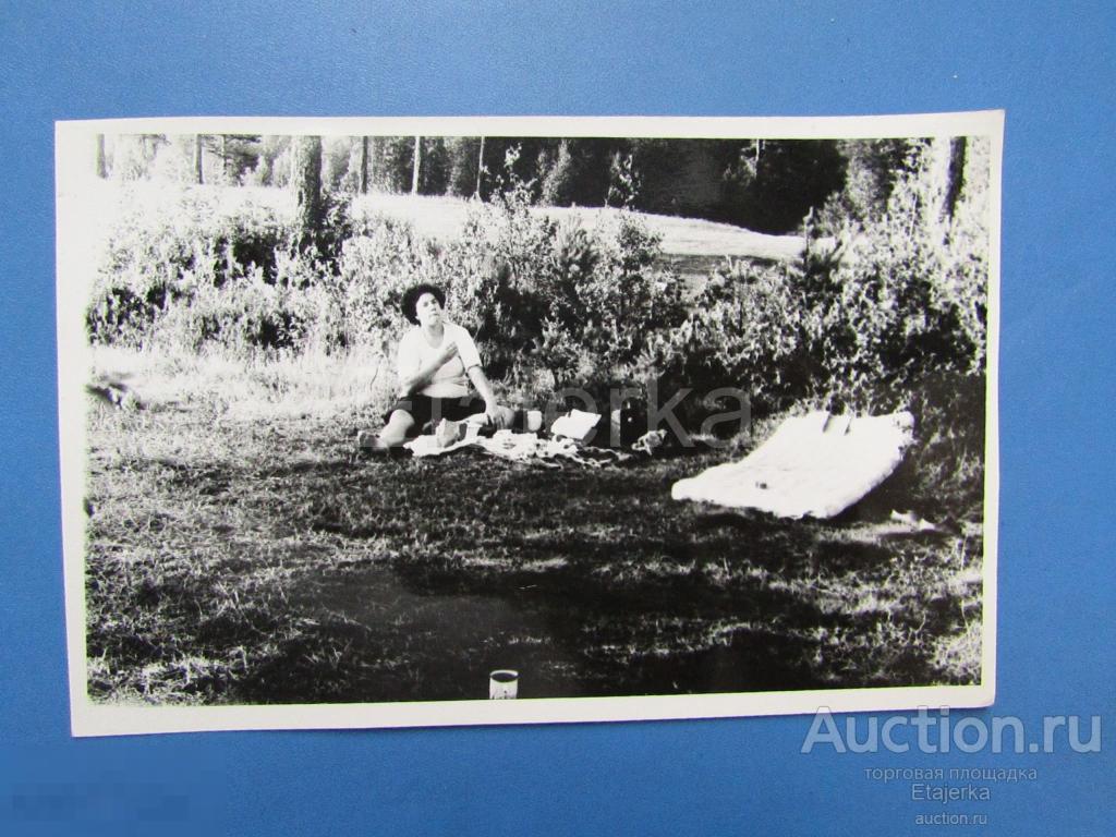 Женщина сидит на траве .  Еда .   .Фото СССР  . (и07) 