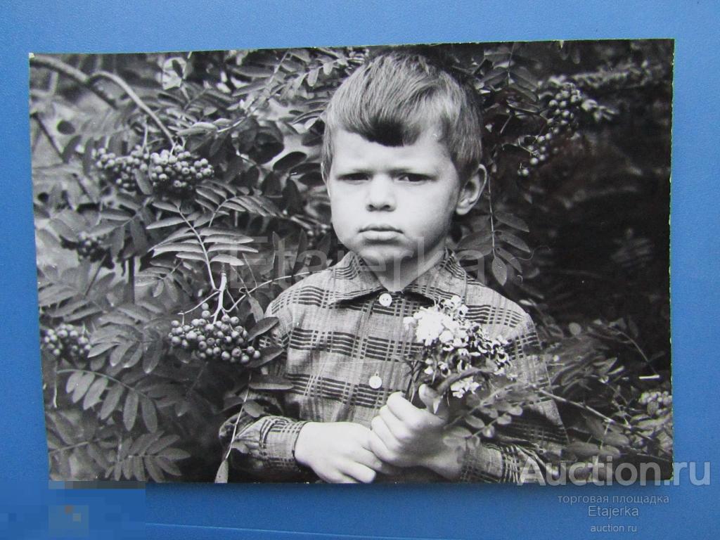 Мальчик   . Рябина.  Портрет.  Дети.  1978.  Фото СССР (КЛ) 