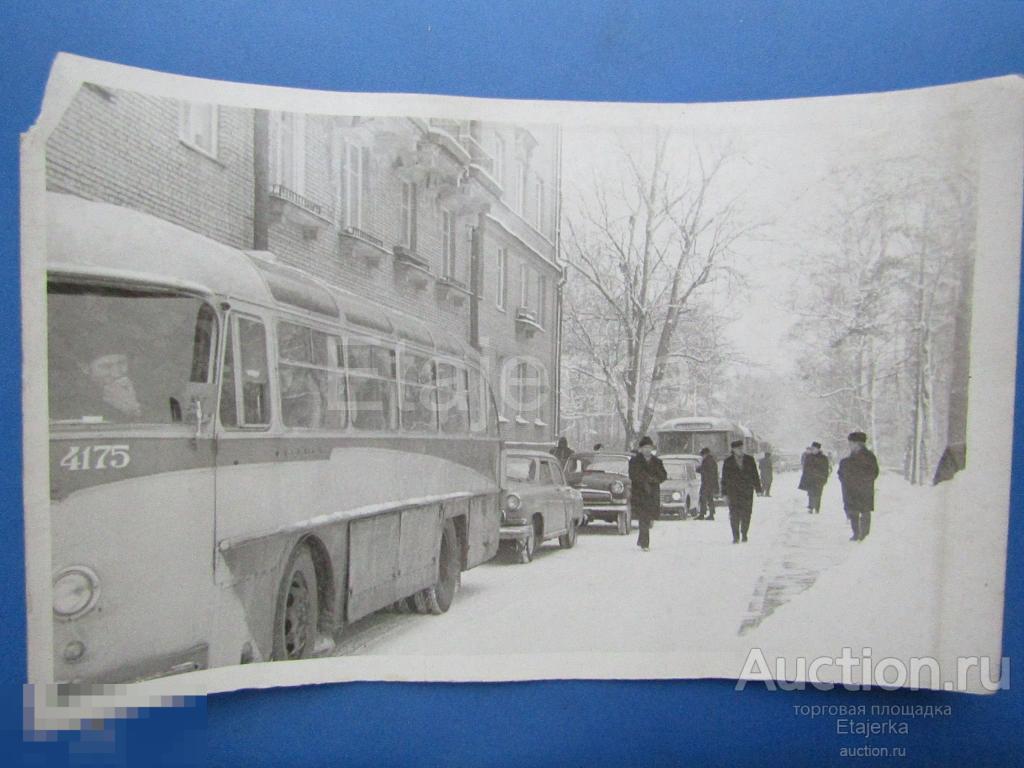 Похороны почетного гражданина. Ветеран.  Автобус. Москвич.   Зима  . Соколов ?    Фото СССР . ( кн ) 