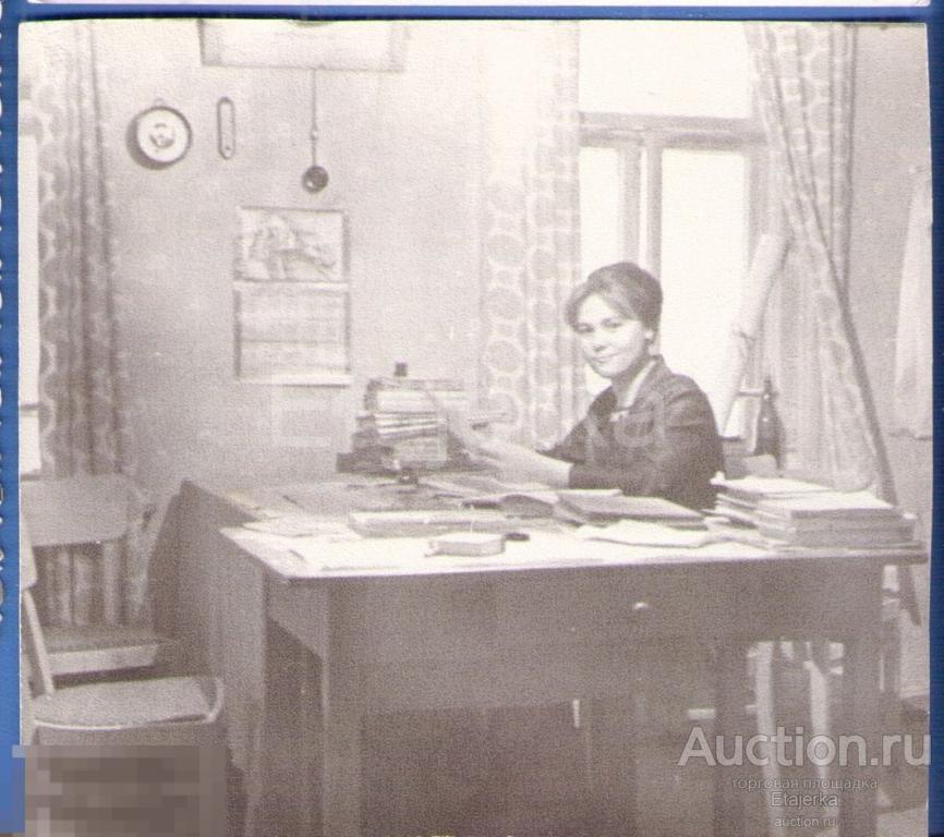 Девушка  на работе.  За столом .   Фото СССР (023) 