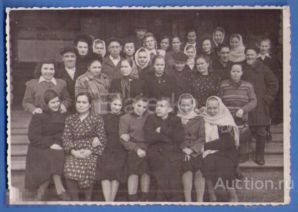 Люди у  дома. Газета  Правда на стене  .  Девушки . Парни.   Старое  фото СССР. (023) 