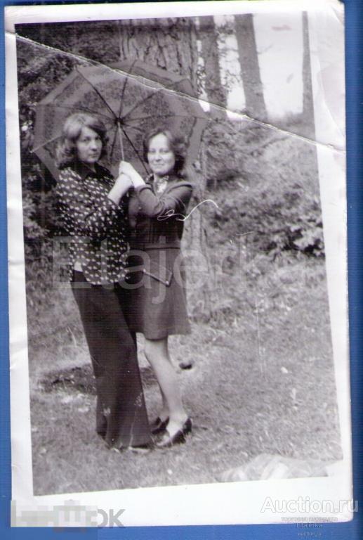 Девушки под зонтом .    Мини юбка . Мода .   Фото СССР (023) 