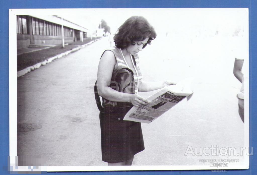 Девушка  Газета   Мини  юбка  Фото СССР ( арх. ЧМ) 