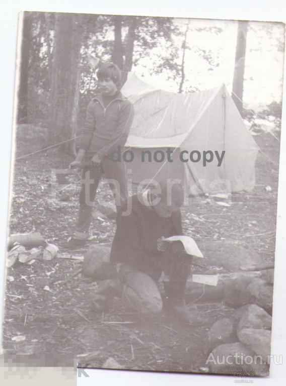 Фото СССР.1987.Поход.Студенты.Палатка.Колит дрова. 