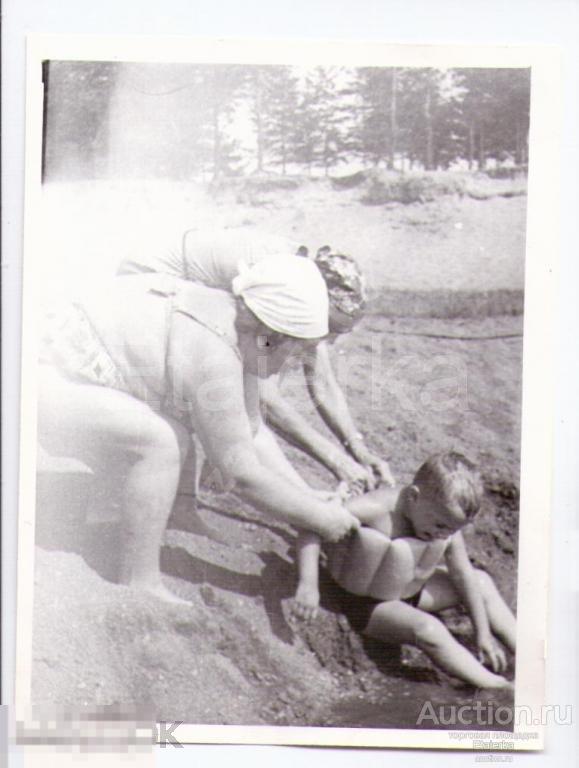 Женщины на пляже.На берегу.  Мальчик плачет .Дети.НЮ. 1960. Фото СССР. 