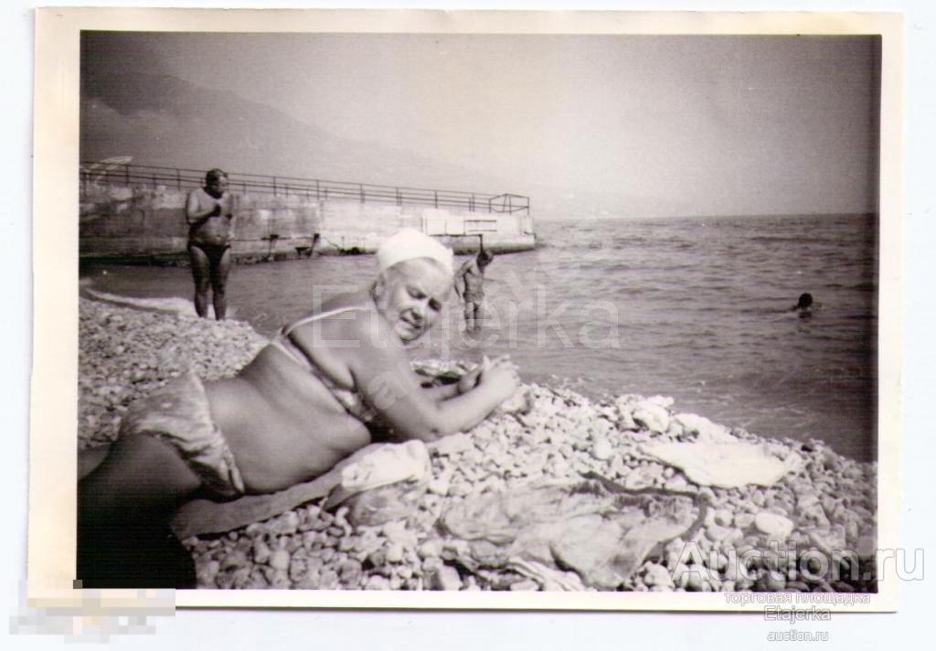 Женщина голая. Пляж. Море. Пирс. Отдых. НЮ. 1965. Фото СССР. 