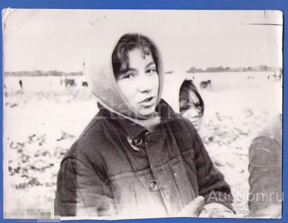 Девушка  Работа в поле Студенты  на картошке   Ленинград.  Фото  СССР.  ( ЛЭТИ  ) 