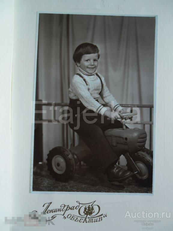 Мальчик . Игрушка трактор.  Дети.   Ленинград. Объектив. 1980 . Фото СССР 