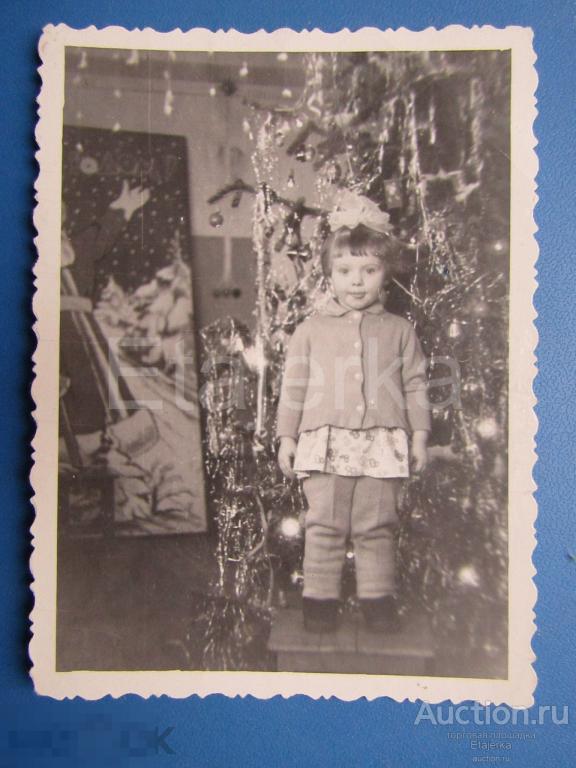 Девочка у елки.   Новый год . 1969 . Дед Мороз .   Дети .    Фото СССР(Т) 