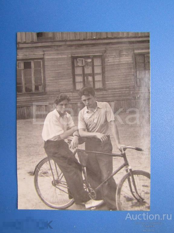 Парни. Друзья. Велосипед.   1957.  Фото СССР.  Горький .  (Арх.Горь ) 