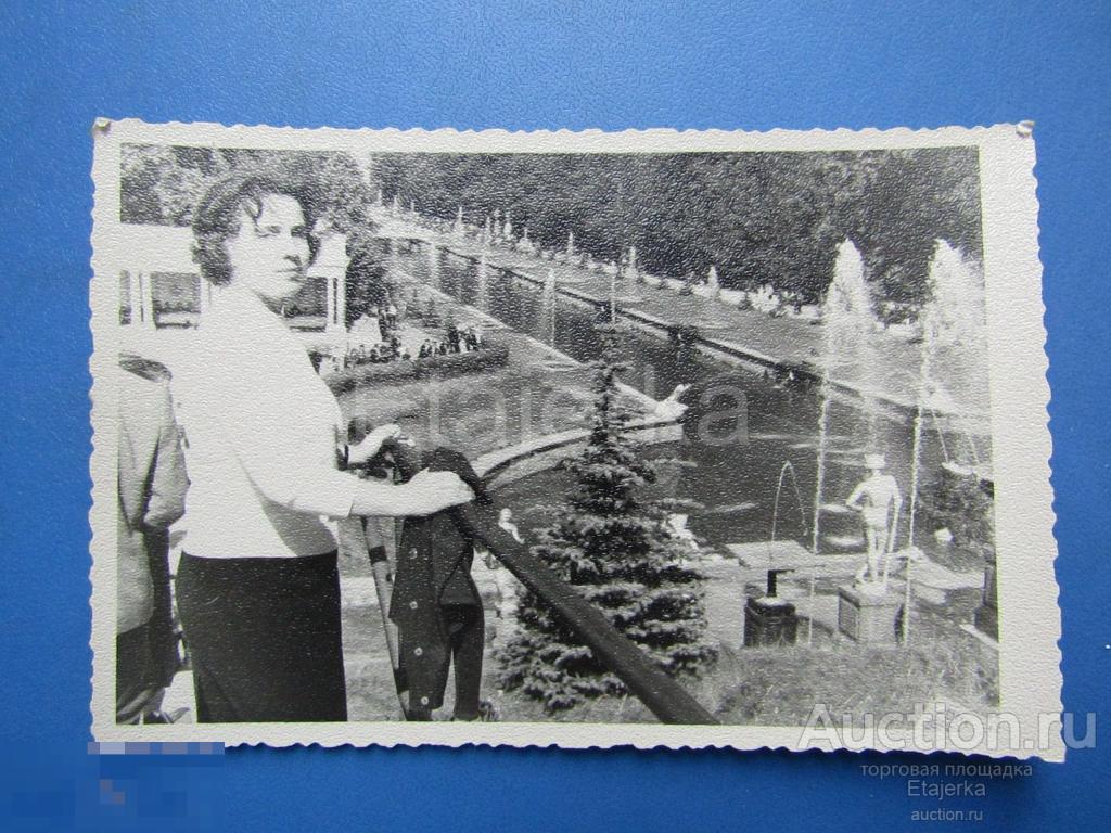 Девушка. Фонтаны. Петергоф  Петродворец. Ленинград .        Фото СССР   .  ( арх. БЧ) 