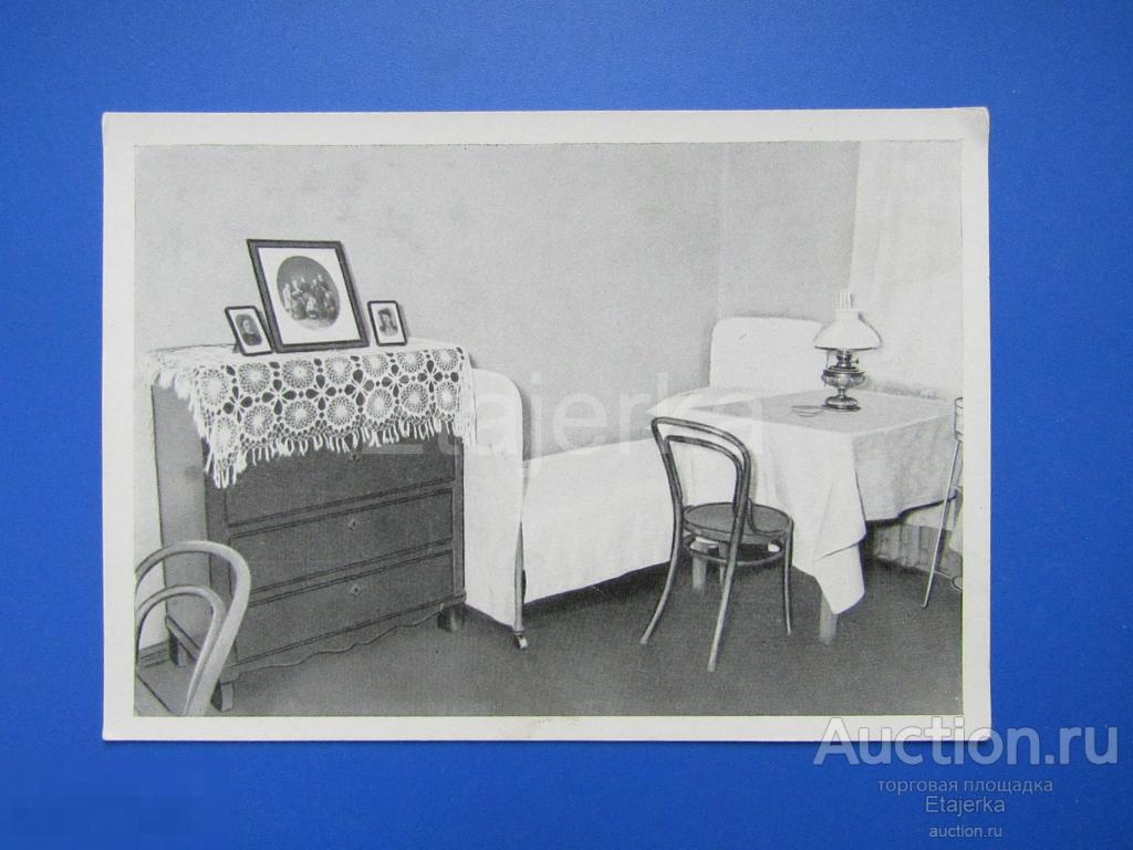 Квартира  в пер. Ильина. Кровать . Лампа .  По Ленинским местам в Ленинграде .   1961. (лм) 