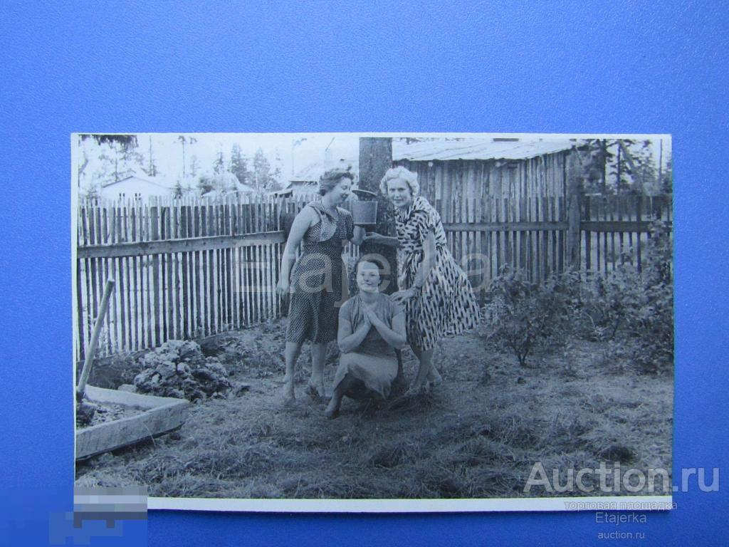 Вырица. Дача . Детский сад.  Девушка . Ленинград.  Рукомойник. Умывальник.  Фото СССР.  ( Выр.) 