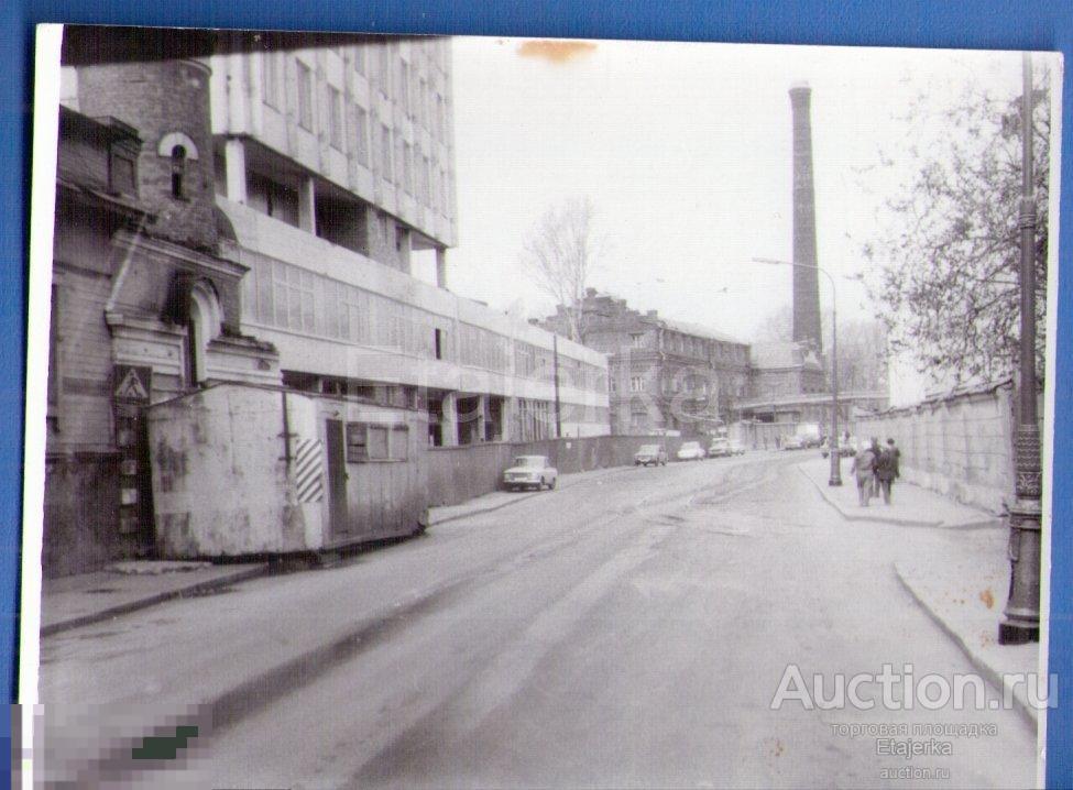 Ленинград . Труба . Дорожный  знак.  Москвич   .  Кожевенная линия.   Фото СССР ( арх. Ган) 