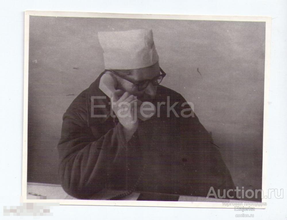 Врач . Мужчина. Телефон .Ленинград.   Фото СССР. ( арх. Шулешко ) 