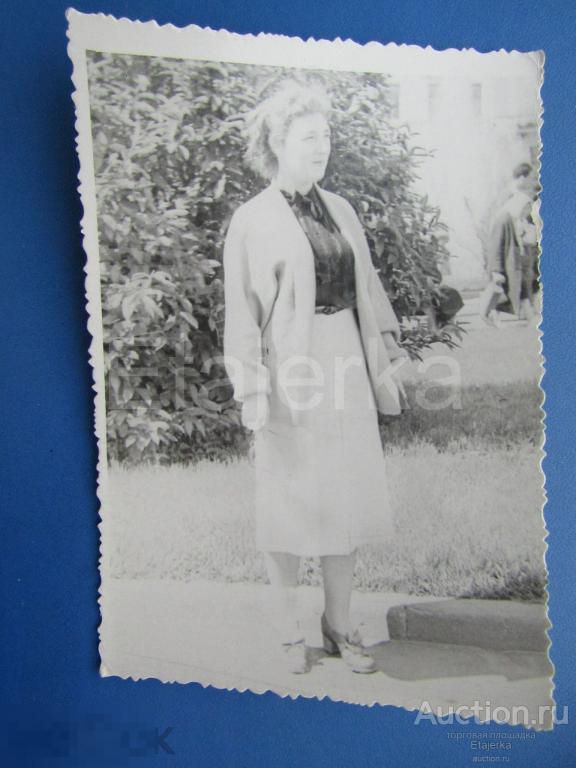 Ленинград . Девушка .  У Казанского собора .  Мода  .  Фото СССР . (Арх. м17) 