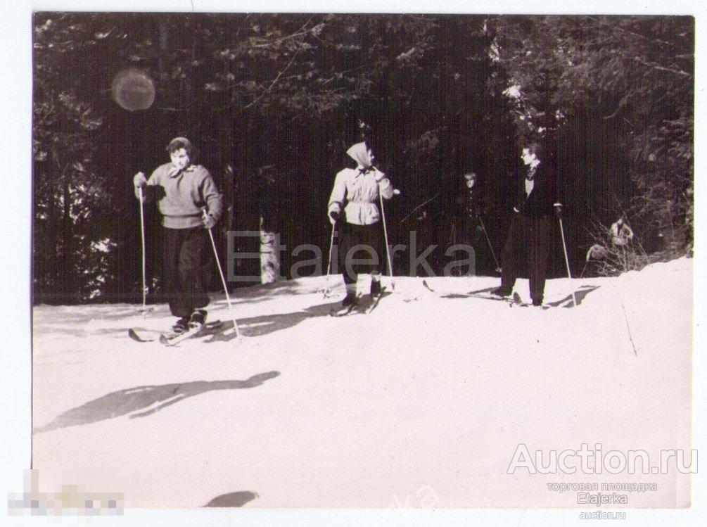 Девушки.    Лыжи . .Ленинград .  Фото СССР.  Арх. П-8 