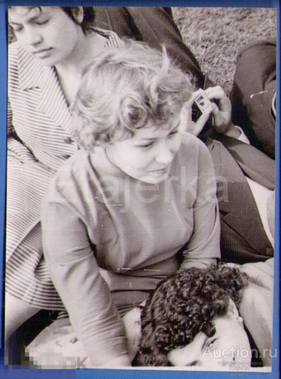 Девушки. 1 мая. Ленинград.  Марсово  поле . Сидят  на земле .  Фото СССР ( СТ) 